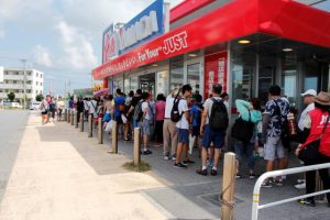 オーバーツーリズムが指摘された新型コロナ以前。クルーズ船の乗客らで混雑する量販店前＝２０１６年８月24日、平良松原