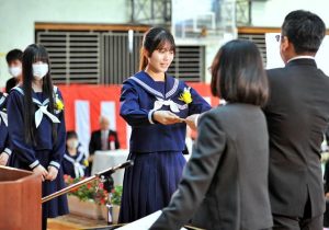 ３高校で卒業式が行われ３９７人が学びやを巣立った＝１日、宮古高校