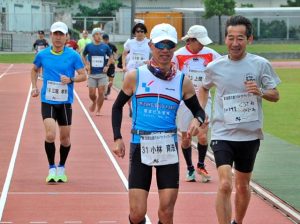 34人が24時間走に挑んだ宮古島ウルトラトラックレースのスタート＝９日、市陸上競技場