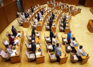 県政野党・中立会派計22人が退席し、与党会派の全会一致で新年度予算は可決した＝28日、県議会本会議場