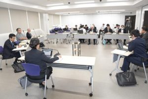 24年度一般会計補正予算案の歳入などについて市当局が委員に提案理由を説明した＝22日、市議会全員協議会室