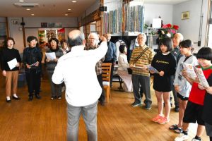 「花は咲く」を合唱する参加者＝11日、てぃだの郷