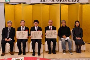 受賞者と審査員の皆さん。（左から）大城さん、半崎さん、佐藤さん、伊佐山さん、椎名さん、もりおさん＝２日、市内のホテル