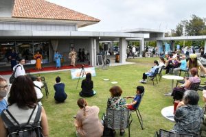 35店舗が出店し市民や観光客でにぎわった「そらまっちゃエアポートマーケット」＝30日、下地島空港