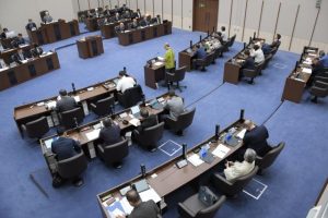 農地違反転用などについて論戦が繰り広げれた＝26日、市議会議場
