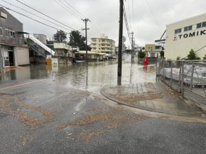 大雨で冠水し通行止めになった道路＝29日、平良西仲宗根