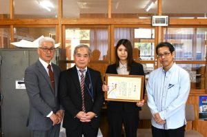 優良賞を受賞した狩俣教諭と関係者の皆さん＝８日、北小学校