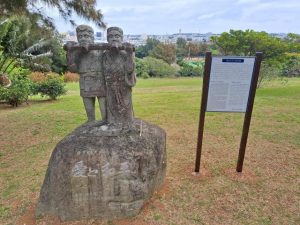 「愛と和平」の石像のそばに説明板が設置された＝28日、カママ嶺公園