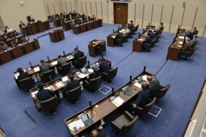 23年度一般会計補正予算案などを可決した=12日、市議会議場