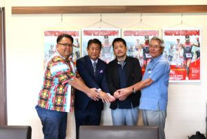 黒田社長（左から２人目）らがふるさと納税を活用した事業を報告した＝16日、市役所