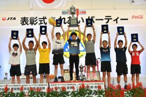 表彰を受けた総合10位以内の選手たち=15日、JTAドーム宮古島