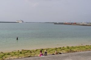 今年最高気温を記録した宮古島地方。涼を求めてビーチには市民や観光客が訪れていた＝16日、パイナガマビーチ