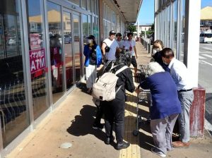 大型店舗も警報時は店を閉めた＝３日、平良松原