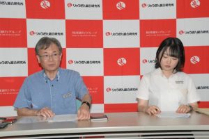 調査レポートについて説明する豊田社長（左）と城間さん（右）＝16日、宮古島商工会議所会議室