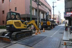 県道78号線(西里通り)公共下水道枝線工事の1工区工事が行われている=4日、西里通り