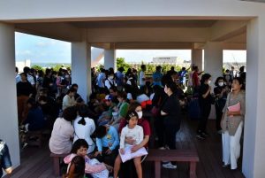 大勢の市民や観光客らが展望台に避難した＝３日、カママ嶺公園