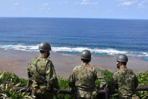 捜索活動を展開する陸自隊員＝２０２３年４月９日、伊良部島・フナウサギバナタ