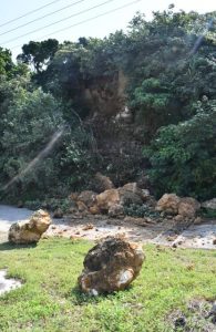 土砂が崩れ落ちた区間が通行止めとなっている＝17日、島尻漁港