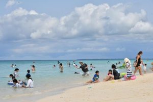 「立夏」を前に市内のビーチは海水浴や砂遊びを楽しむ人たちでにぎわった＝３日、与那覇前浜ビーチ