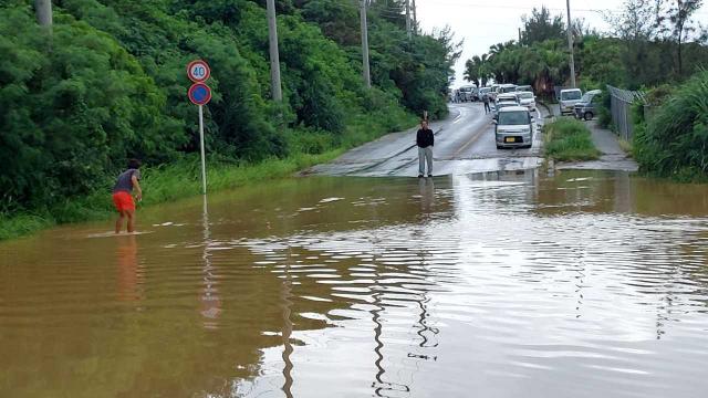 沖縄地方が梅雨入り 道路冠水 平年より11日遅く