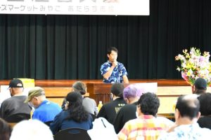 生産者大会であいさつする砂川会長=31日、JAおきなわ宮古地区本部ホール