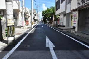 公共下水道枝線工事が終了した西里通り＝28日、平良西里