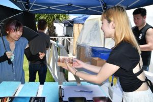 「ローストビーフ寿司」などさまざまな肉料理が提供された「肉フェス」＝２９日、伊良部長浜