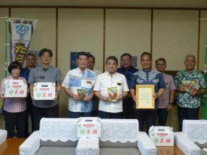 エコファーマーの認定交付式に出席した、（前列右から）高江洲組合長、池田副知事、伊良皆村長ら＝３日、県庁