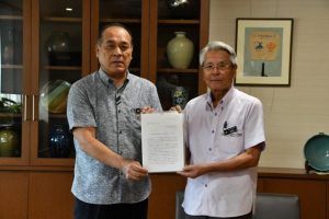 副委員長の川平部長(左)から答申書が手渡された=30日、市役所