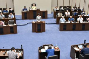 一般質問4日目でこども議会について認識を示す大城教育長=24日、市議会議場