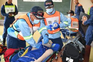 心臓マッサージを行う伊良部第一救助隊＝26日、市消防本部