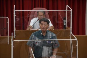 一般質問で答弁する伊良皆村長=24日、村議会議場