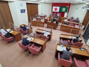 議員報酬の審議では、市議定数の削減についても議論される見込みとなっている=25日、市議会