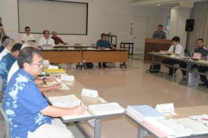 県議と出先機関の所長らが意見を交わした=11日、県宮古合同庁舎