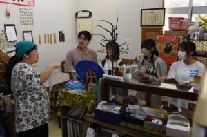 担当者から課題などについて話を聞く受講生たち=27日、市公設市場