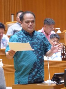 宮古・八重山の要請に対応するよう訴えた新里氏=7日、県議会本会議場