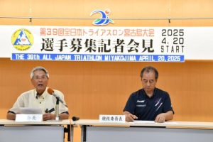 多くの選手の出場を呼び掛ける座喜味大会長(左)と砂川恵助競技委員長=1日、市役所