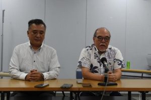 会見で委員会解散を発表した下地委員長(右)と根路銘康文副委員長=28日、平良港マリンターミナルビル