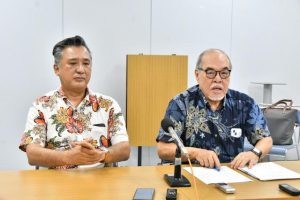 委員会後の会見で決定した公募要項などについて説明する下地委員長(右)ら =5日、平良港マリンターミナル