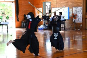 少年剣士たちが出場し日ごろ磨いた技で競い合った宮古毎日新聞杯第41回全宮古青少年健全育成剣道大会=6日、北小学校体育館