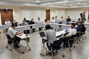 おきなわ地域未来創造プロジェクト・スクラム研修の中間報告が行われた中心市街地活性化協議会=25日、市役所