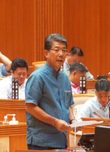 地価上昇への対応などを質問した下地氏=7日、県議会本会議場
