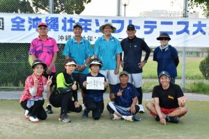 準優勝した宮古島市のメンバー=5日、市営テニスコート