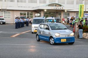 安全安心な地域づくりに決意を新たにした参加者らがパトロールに出発した＝10日、宮古島署