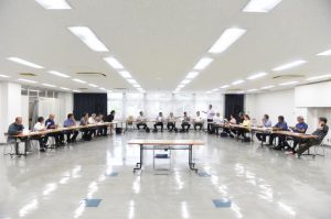 保守系候補者選考委員会で面接を行う委員たち=20日、平良港マリンターミナルビル