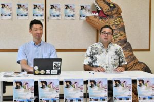 オーシャンファンフェスト2024をアピールする平良代表理事(右)、小西健太理事=21日、宮古島観光協会