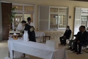 神事を行い稲石の功績をたたえた稲石祭＝30日、市伝統工芸品センター