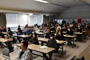 会場には市民や防災機関職員らが集まり講話に耳を傾けた宮古地方防災講演会＝30日、県宮古合同庁舎