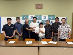 完成した「結の橋クイチャー」をPRした関係者の皆さん=日、伊良部島小中学校