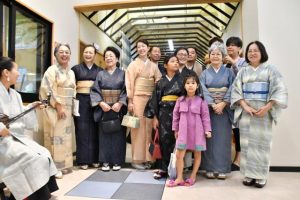 ファッションショーに参加した作り手の皆さんと関係者ら=2日、市伝統工芸品センター